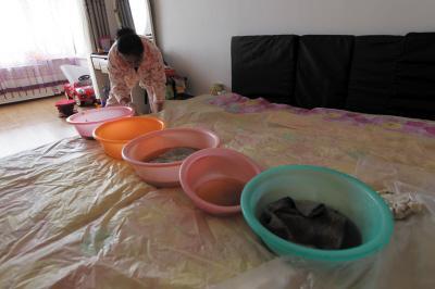 共和楼上漏水，住户失联，小区没物管，业主维权难！律师来支招……
